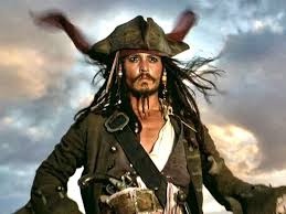 Hình ảnh tên cướp biển Jack Sparrow với chiếc mũ đặc trưng và phong cách phiêu bạt